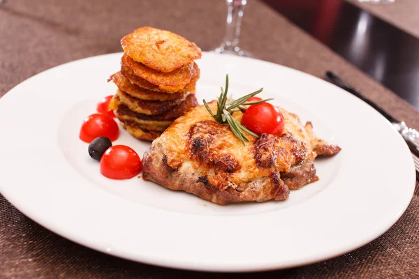 Vlees met Aardappelpannenkoekjes — Stockfoto