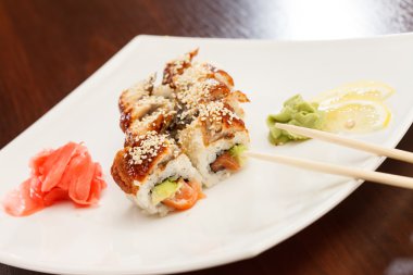 suşi yemek çubukları ile