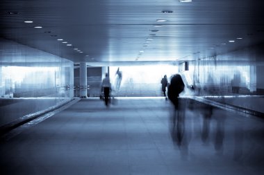 metroya yürürken bulanık hareket