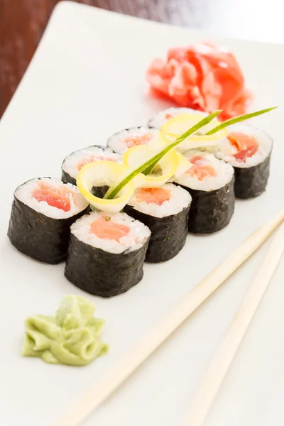 Sushi mit Stäbchen — Stockfoto