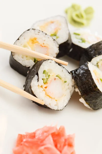 Sushi com pauzinhos — Fotografia de Stock