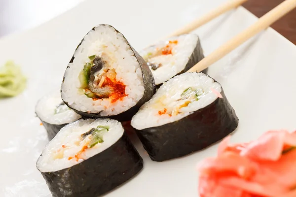 Sushi com pauzinhos — Fotografia de Stock