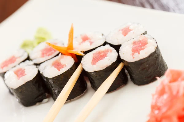 Sushi mit Stäbchen — Stockfoto