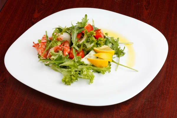 Salat mit Garnelen — Stockfoto