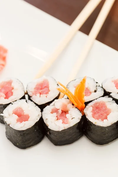 Sushi mit Stäbchen — Stockfoto