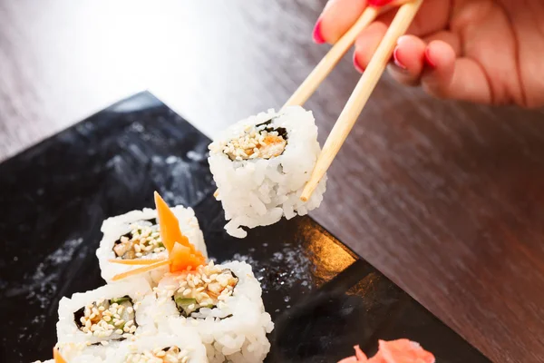Sushi con bacchette — Foto Stock