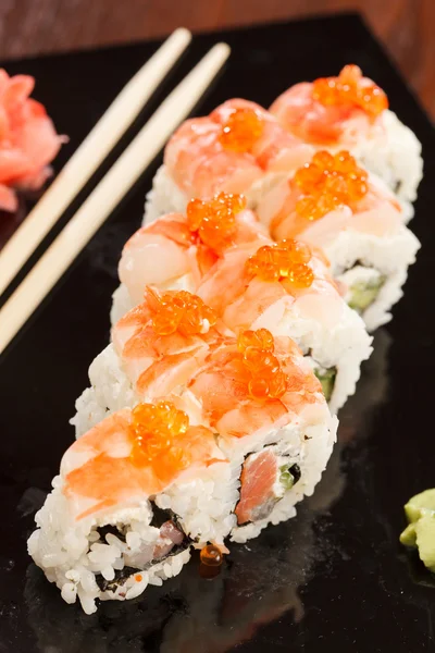 Sushi mit Stäbchen — Stockfoto