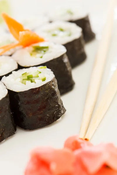 Sushi con bacchette — Foto Stock