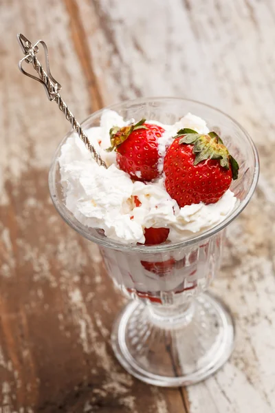 Strawberries with cream — Stock Photo, Image