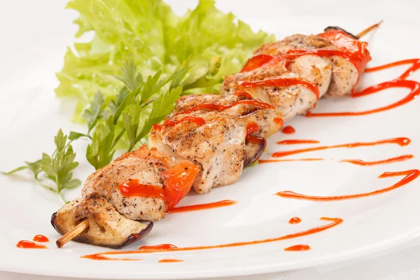 Kebab di pollo con salsa di pomodoro — Foto Stock