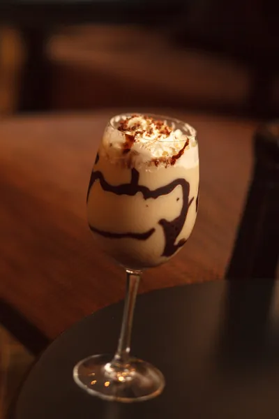 Café helado frío con chocolate de cerca — Foto de Stock