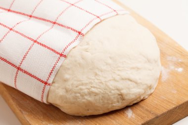 ahşap tahta üzerinde hamur