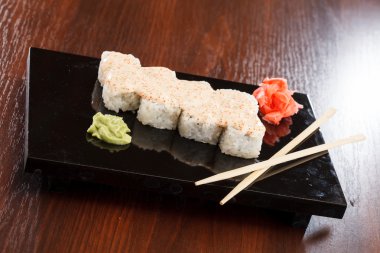 suşi yemek çubukları ile