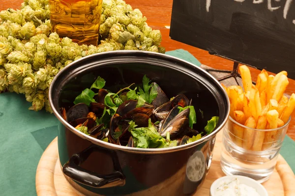 Cozze con patatine fritte — Foto Stock