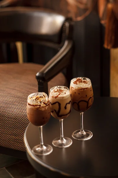 Kalter frischer Eiskaffee mit Schokolade aus nächster Nähe — Stockfoto