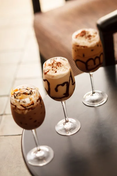 Café helado frío con chocolate de cerca —  Fotos de Stock