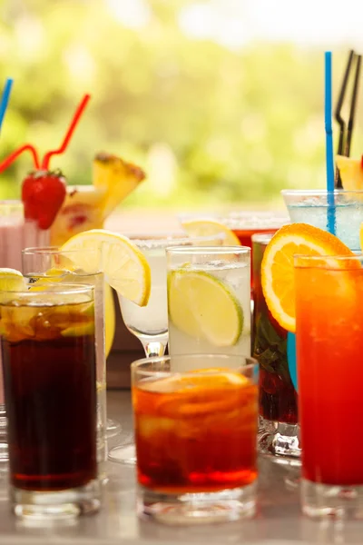 Färgglada drinkar på nära håll — Stockfoto