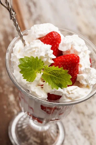 Strawberries with cream — Stock Photo, Image