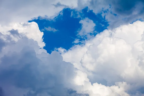 Ciel bleu avec nuages — Photo