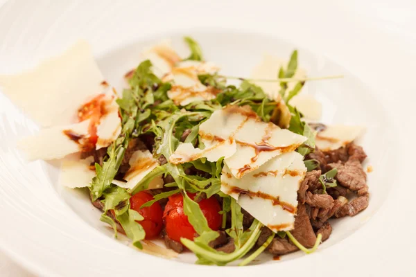Salade met rundvlees en rucola — Stockfoto