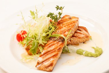 Salatalı ızgara somon bifteği.