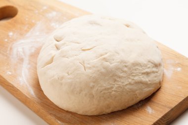 ahşap tahta üzerinde hamur