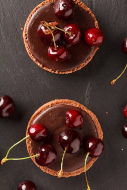 Çikolatalı tart kiraz ile