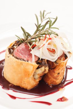 Wellington filetosu ve taze otlar.