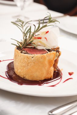 Wellington filetosu ve taze otlar.