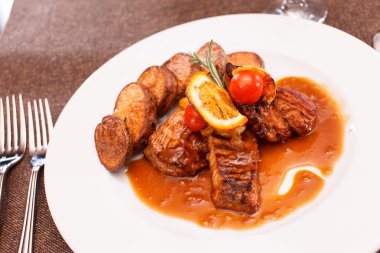 kavrulmuş patates ile tavuk