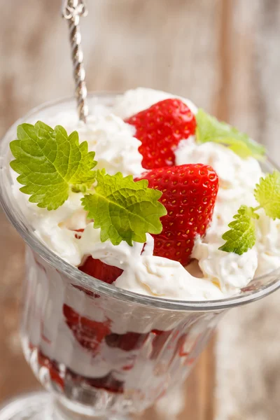 Strawberries with cream — Stock Photo, Image