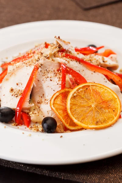 Salat mit Orangen und Hühnchen — Stockfoto