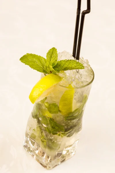 Versheid cocktail met munt, ijs en citroen — Stockfoto