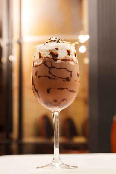 Café glacé frais froid avec chocolat en gros plan — Photo