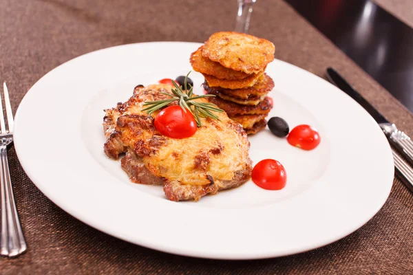 Carne con frittelle di patate — Foto Stock