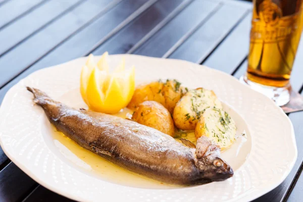 Fish with potatoes — Stock Photo, Image