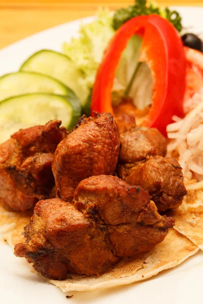 Kebab with vegetables — Stock Photo, Image