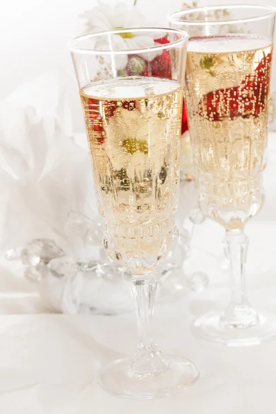 Champagne con fiori di nozze — Foto Stock