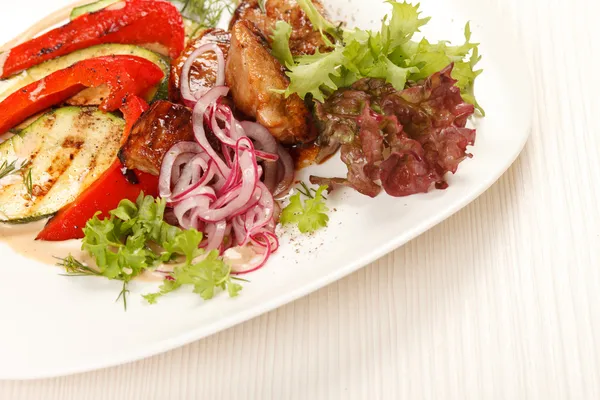 Mięso z warzywami z grilla — Zdjęcie stockowe