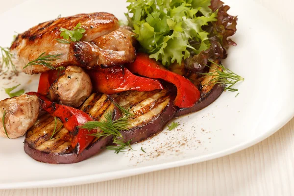 Bife de frango com legumes — Fotografia de Stock