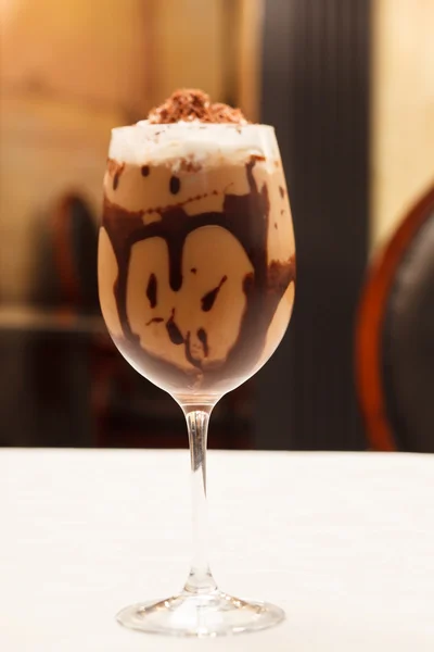 Kalter frischer Eiskaffee mit Schokolade aus nächster Nähe — Stockfoto