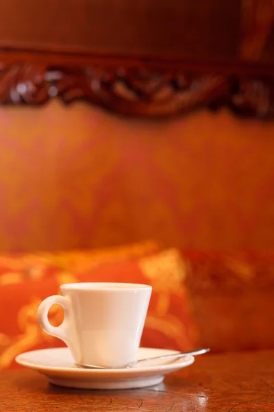 Xícara de café na sala vip — Fotografia de Stock
