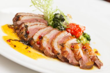 ile sebze kızarmış domuz eti