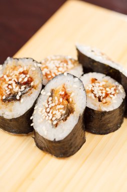 suşi ile yılan balığı