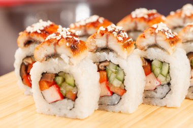 suşi ile yılan balığı