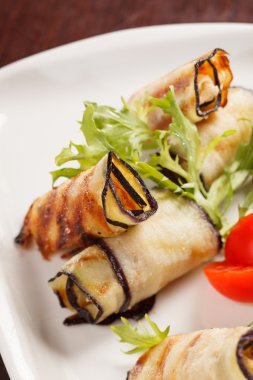 Süzme peynirle doldurulmuş patlıcan ruloları.