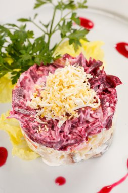 Rus ringa balığı salatası