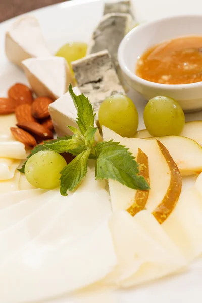 Cheese plate — Stock Photo, Image