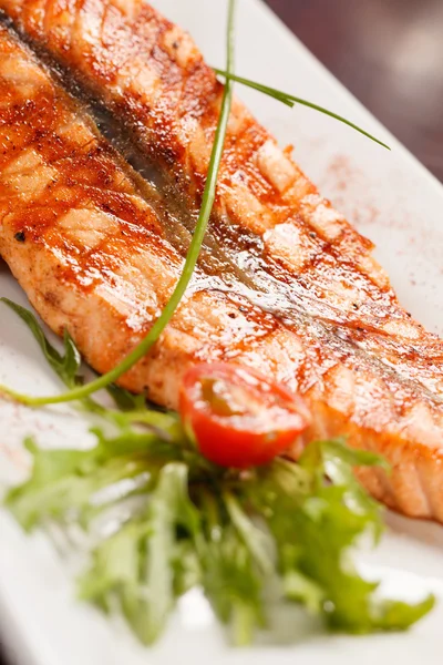 Filete de salmón con patatas — Foto de Stock