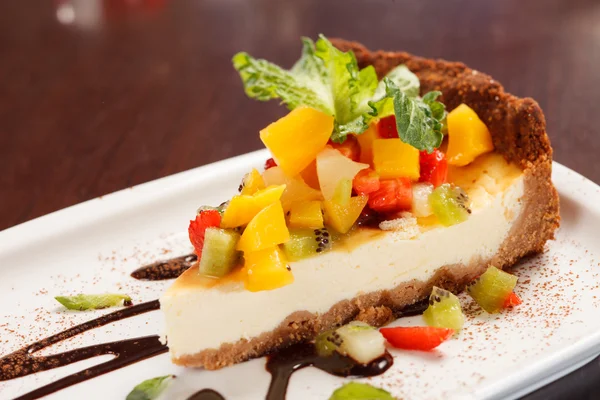 Cheesecake med frukter — Stockfoto